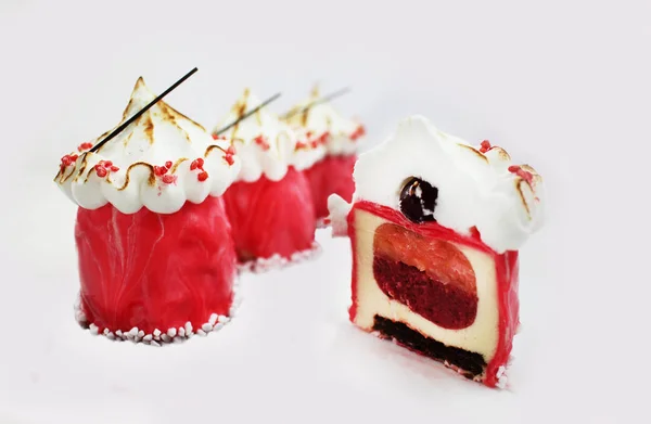 Postres de diseño de carrusel rojo con cobertura de merengue tostado esponjoso — Foto de Stock