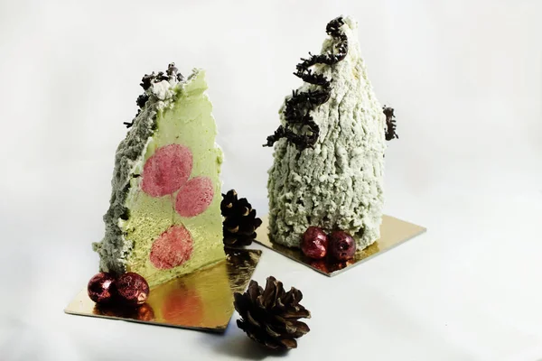 Árbol de Navidad verde pistacho mousse postres con arándanos y decoraciones de chocolate en rodajas — Foto de Stock