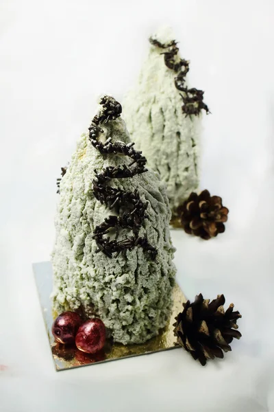Christmas tree green pistachio mousse desserts with cranberries and chocolate decorations — Stock Photo, Image