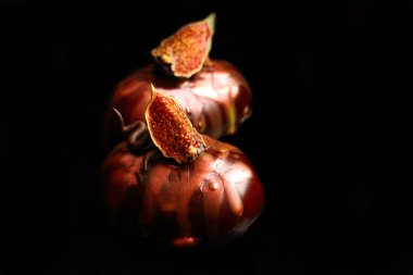 İki çikolata ve kurutulmuş incirli süslü tatlılar bronz ayna jöleli ve çikolata süslemeli.