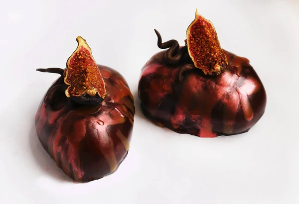 Sobremesas extravagantes de chocolate e figo seco com esmalte de espelho de bronze e decoração de chocolate — Fotografia de Stock