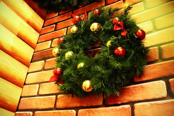 Corona de Navidad con decoraciones rojas y blancas colgadas en una pared — Foto de Stock