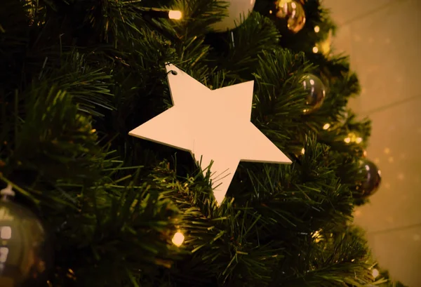 Decoración estrella blanca de Navidad colgada en el árbol de Navidad — Foto de Stock