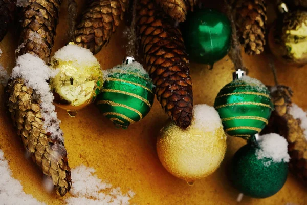 Decoraciones de esfera verde y blanca de Navidad y piñas al aire libre — Foto de Stock