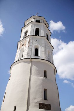 Vilnius Katedrali kare çan kulesi mavi gökyüzü arka planında bulutlu