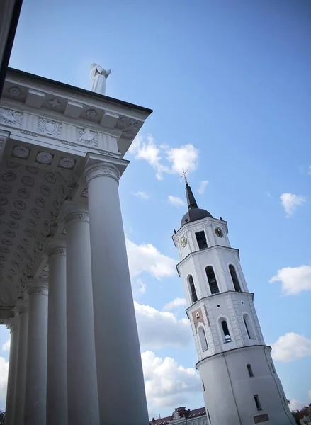 Vilnius cathedral square building with columns and bell tower on blue sky background with clouds — ストック写真