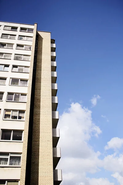 Flervåningshus gammal sovjet fackförening arkitektur byggnad på blå himmel bakgrund — Stockfoto