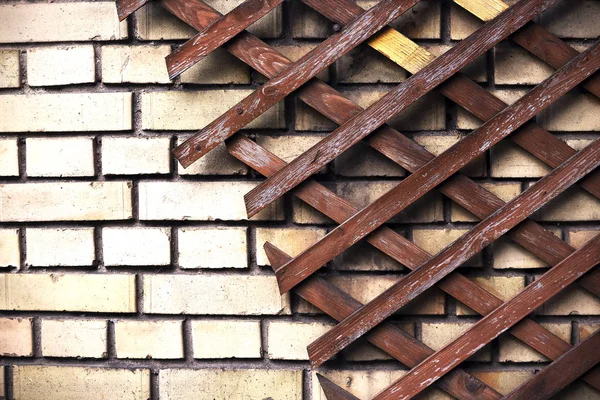 Trelis diagonale diamante in legno su muro di mattoni — Foto Stock