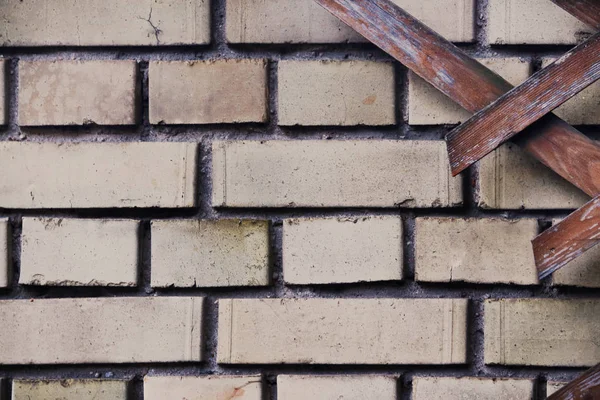 Muro di mattoni bianchi con traliccio in legno dettaglio — Foto Stock