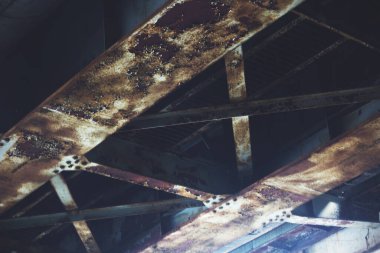 Güneşli bir günde aşağıdan yukarıya paslı köprü manzarası