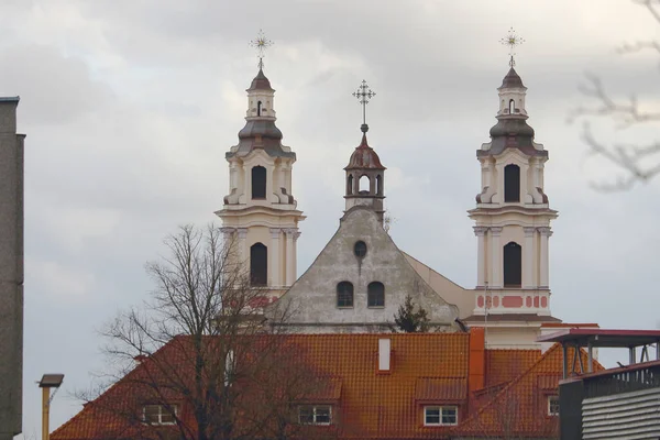 Kostelní Věže Nad Střechou Městě Vilnius Jaře — Stock fotografie