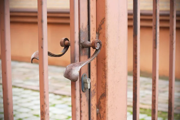 Punho de porta marrom de metal no portão de entrada — Fotografia de Stock