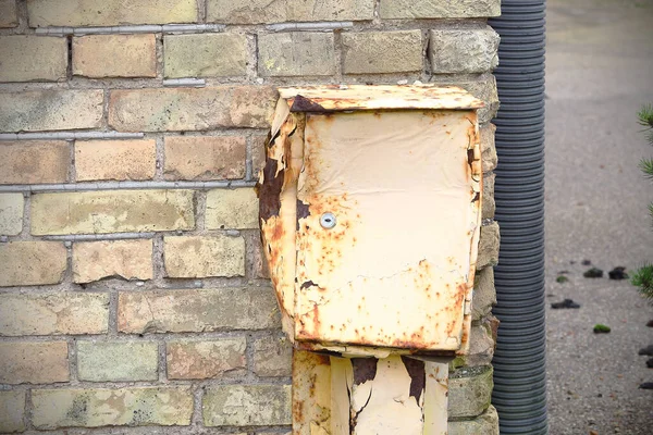 Caja de electricidad de metal roto viejo en la pared de ladrillo —  Fotos de Stock