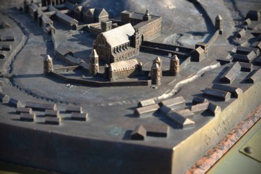 Güneşli bir günde Vilnius Kasabası küçük bronz prototip köşesi