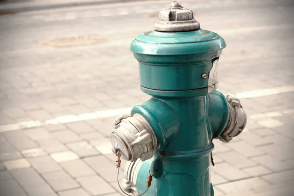 Zielony Hydrant Przeciwpożarowy Brukowanej Ulicy Chodnik — Zdjęcie stockowe