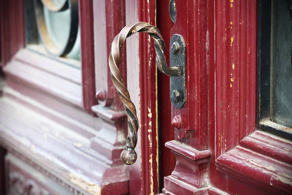 Επιχρυσωμένο Σιδερένιο Χερούλι Πόρτας Κόκκινη Χρωματιστή Ξύλινη Πόρτα Γυάλινες Λεπτομέρειες — Φωτογραφία Αρχείου