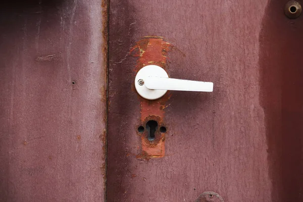 Eski Kahverengi Kapının Beyaz Modern Kapı Kolu — Stok fotoğraf