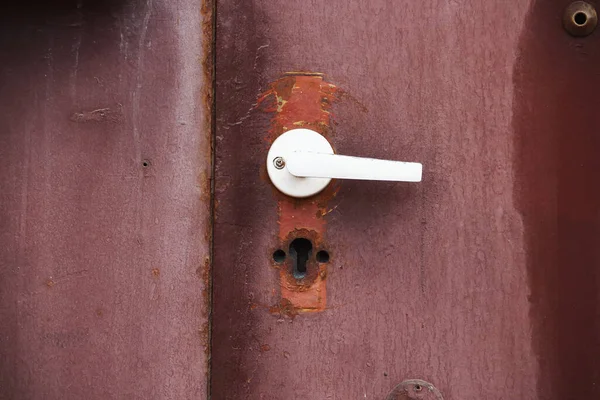 Poignée Porte Moderne Blanche Sur Vieille Porte Marron — Photo