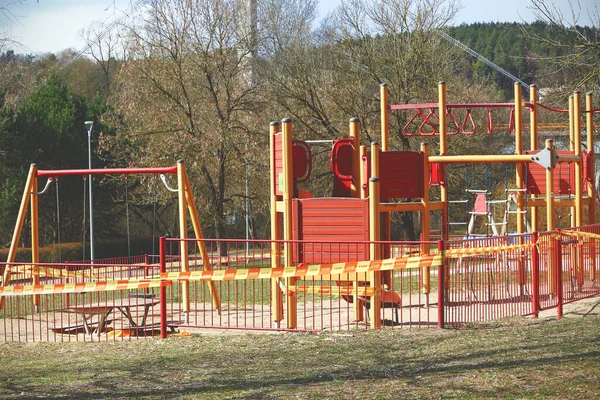 Geschlossener Kinderspielplatz Mit Gelber Haltestelle — Stockfoto