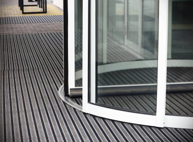 Ahşap zeminde dönen cam kapılar.