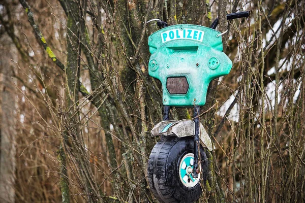 Niño Policía Juguete Verde Bicicleta Colgando Las Ramas Seto Patio —  Fotos de Stock