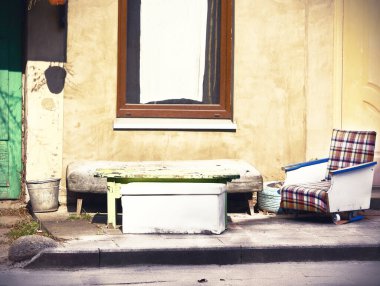 Eski mobilya masası koltuğu ve şehir avlusunda ayakta duran bank.