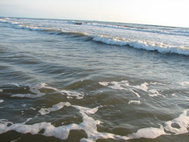 Siyah kum plajı güzel büyük dalga