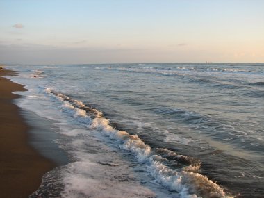 Siyah kum plajı güzel büyük dalga