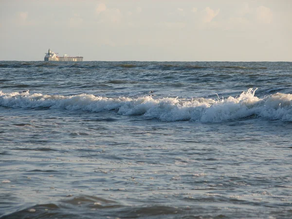 Belles grandes vagues à la mer Noire — Photo