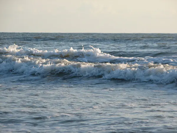 Красива велика хвиля в чорний пісок пляжу — стокове фото