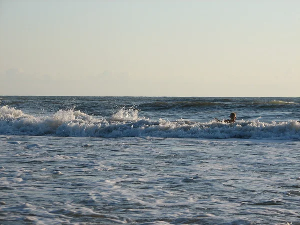 Schöne große Welle am schwarzen Sandstrand — Stockfoto