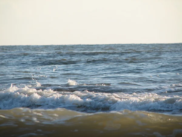 Schöne große Welle am schwarzen Sandstrand — Stockfoto