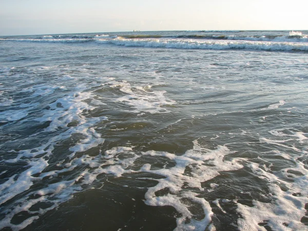 黒砂のビーチの美しい大きな波 — ストック写真