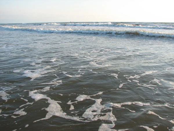 Schöne große Welle am schwarzen Sandstrand — Stockfoto