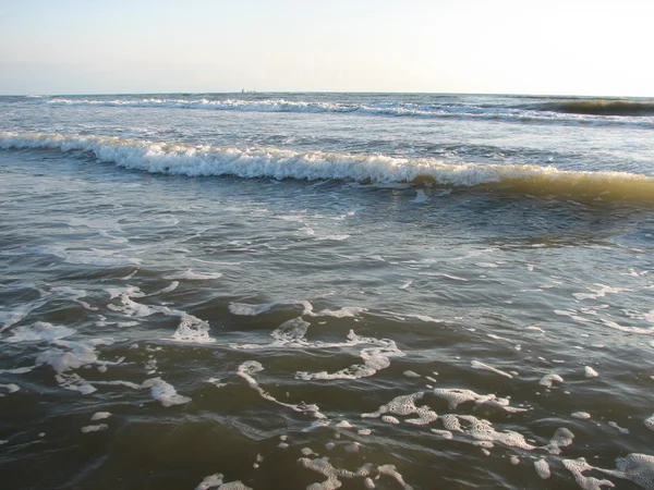 黒砂のビーチの美しい大きな波 — ストック写真