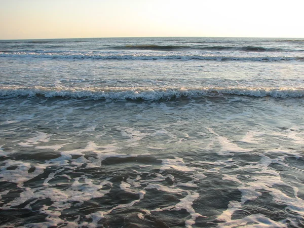 Schöne große Welle am schwarzen Sandstrand — Stockfoto