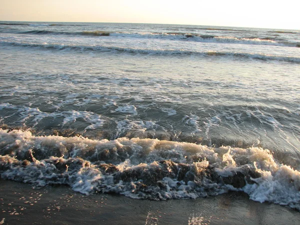 Hermosa ola grande en la playa de arena negra —  Fotos de Stock