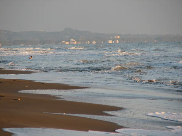 Большая волна на пляже Черного моря — стоковое фото