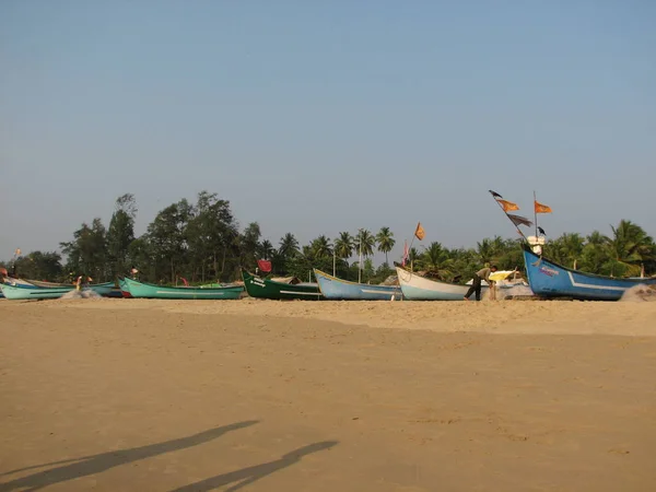 Barcos de pesca alineados a lo largo de la orilla. India, Karnataka — Foto de Stock