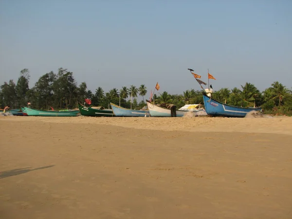 Bateaux de pêche bordés le long du rivage. Inde, Karnataka — Photo