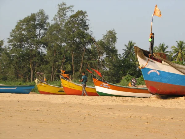 Barcos de pesca alineados a lo largo de la orilla. India, Karnataka — Foto de Stock