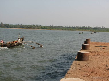 balıkçı tekneleri kıyı dizilmiş. Türkiye, İstanbul