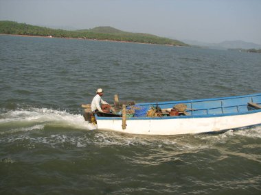 balıkçı tekneleri kıyı dizilmiş. Türkiye, İstanbul