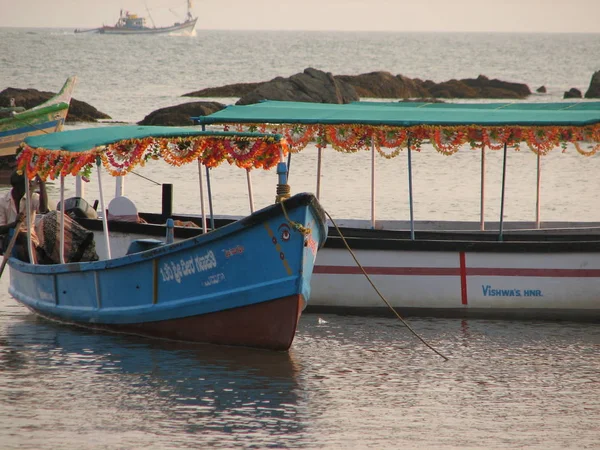 Barcos de pesca alineados a lo largo de la orilla. India, Karnataka —  Fotos de Stock