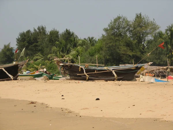 Barcos de pesca alineados a lo largo de la orilla. India, Karnataka — Foto de Stock