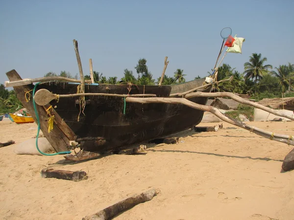 Barcos de pesca alineados a lo largo de la orilla. India, Karnataka — Foto de Stock