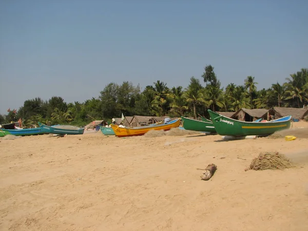 漁船が海岸に沿って並ぶ。インド、カルナータカ州 — ストック写真