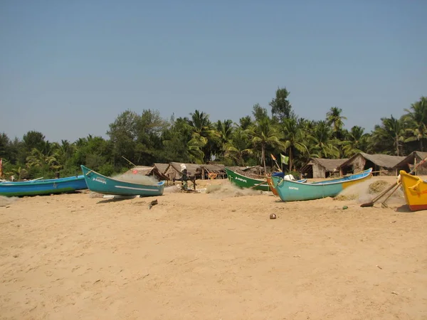 Barcos de pesca alineados a lo largo de la orilla. India, Karnataka — Foto de Stock