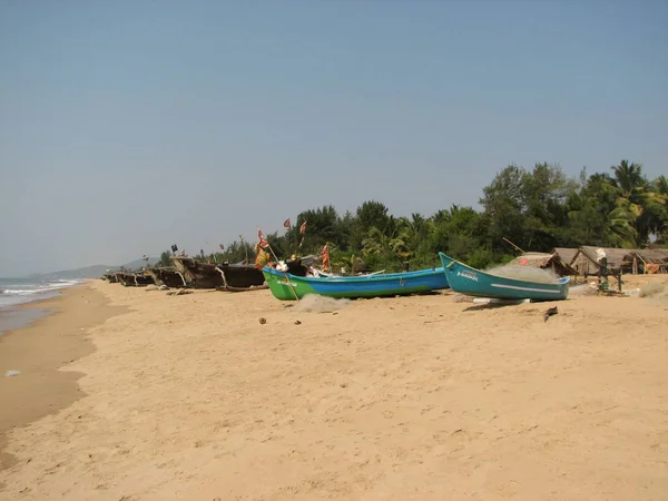 Bateaux de pêche bordés le long du rivage. Inde, Karnataka — Photo