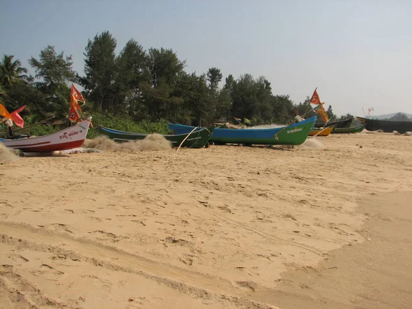 Fiskebåtar fodrad längs stranden. Indien, Karnataka — Stockfoto